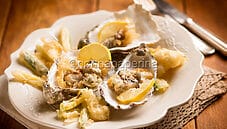 Ostriche in tempura, cucina gourmet in salsa fusion