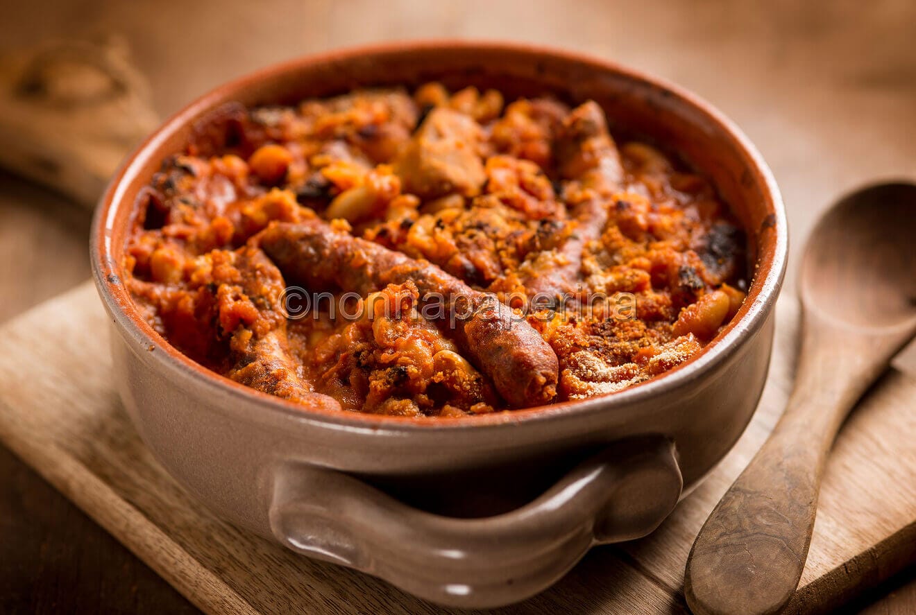 Cassoulet, un’antica ricetta francese a base di carne e fagioli Cassoulet, un’antica ricetta francese a base di carne e fagioli