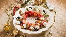 Ghirlanda di spiedini con salame, un antipasto di classe