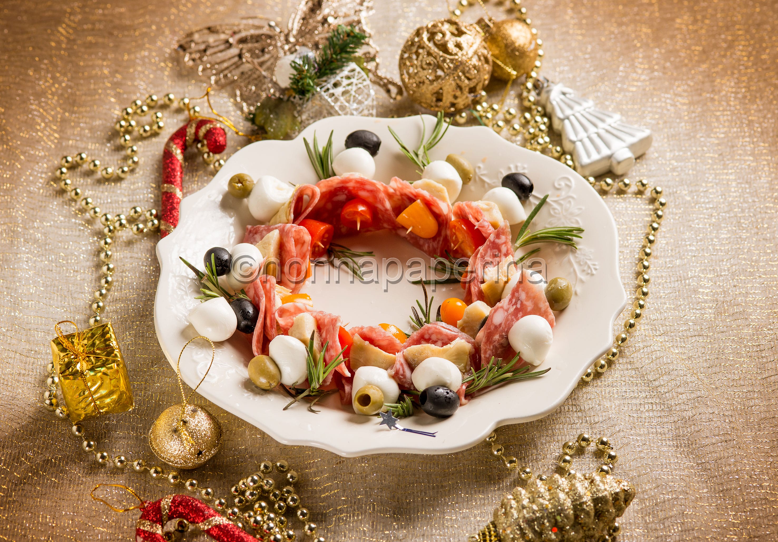 Ghirlanda di spiedini con salame, mozzarelline e verdure