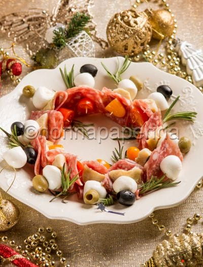 Ghirlanda di spiedini con salame, mozzarelline e verdure Ghirlanda di spiedini con salame, mozzarelline e verdure
