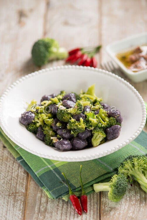 Gnocchi con broccoli e acciughe