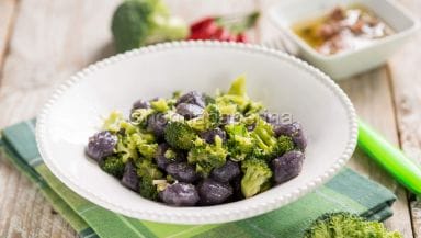 Gnocchi con broccoli e acciughe