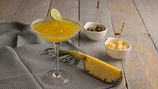Mocktail con ananas, un drink colorato e leggero
