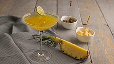 Mocktail con ananas, un drink colorato e leggero Mocktail con ananas, un drink colorato e leggero