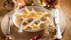 Natalini in brodo, un primo natalizio a base di carne Natalini in brodo, un primo natalizio a base di carne