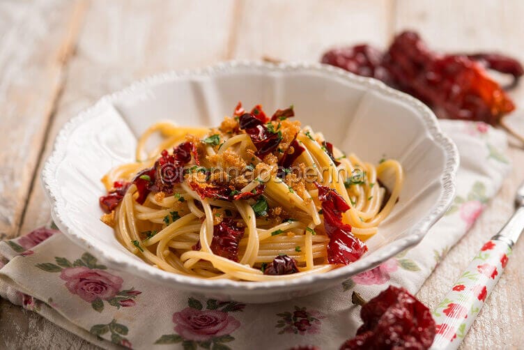 Pasta ai peperoni cruschi Pasta ai peperoni cruschi