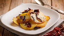 Patate e peperoni cruschi, un contorno dal sapore speciale Patate e peperoni cruschi, un contorno dal sapore speciale