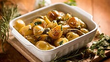 Patate novelle con fiori di cappero, un contorno ricco Patate novelle con fiori di cappero, un contorno ricco