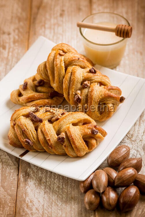 Treccine al miele con noci pecan