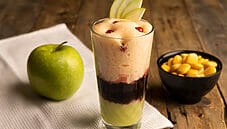 Mocktail con purea di mela e mirtilli, un drink leggero