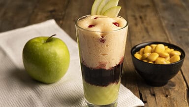 mocktail con purea di mela verde, mirtilli e spuma di pompelmo rosa