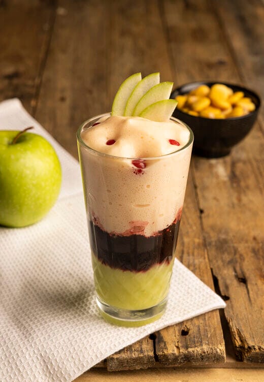 mocktail con purea di mela verde, mirtilli e spuma di pompelmo rosa mocktail con purea di mela verde, mirtilli e spuma di pompelmo rosa