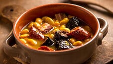 Fabada asturiana, una gustosa zuppa di carne e fagioli