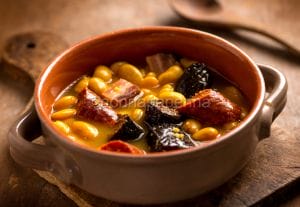 Fabada asturiana, una gustosa zuppa di carne e fagioli