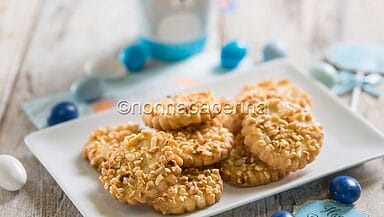 Frollini al miele e granella di nocciole