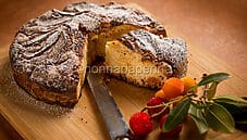 Torta al corbezzolo, una bella variante della torta di mele