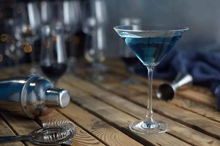 Shaker da barman e strainer, attrezzi utili per i cocktail shaker da barman