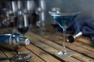 Shaker da barman e strainer, attrezzi utili per i cocktail