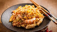 Nasi goreng, il riso e pollo della cucina indonesiana Nasi goreng, il riso e pollo della cucina indonesiana