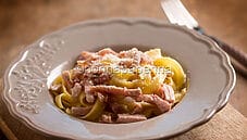 Tagliatelle rustiche alla porchetta, un primo piatto gustoso