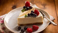 Cheesecake ai mirtilli e lamponi, una versione classica Cheesecake ai mirtilli e lamponi, una versione classica