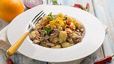 Gnocchi di patate con tonno e arancia, un primo raffinato