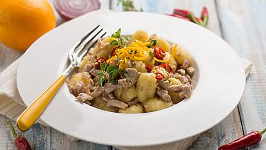 Gnocchi di patate con tonno e arancia