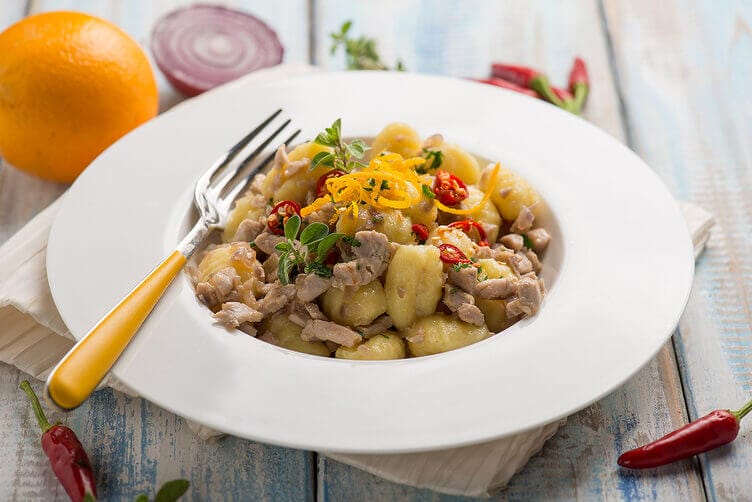 Gnocchi di patate con tonno e arancia