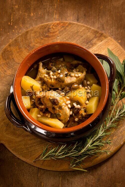 Lombata di coniglio con patate e olive Lombata di coniglio con patate e olive