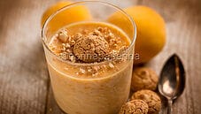 Mousse di pesche e amaretti, un dessert gustoso e colorato