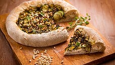 Pizza al cornicione con zucchine, una versione casalinga