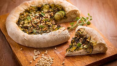 Pizza al cornicione con zucchine