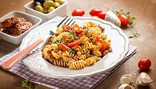 Radiatori con pomodori secchi e olive, un primo intenso