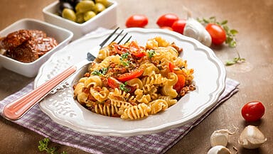 Radiatori con pomodori secchi e olive