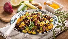 Riso con pollo e zucchine, un mix tra leggerezza e gusto Riso con pollo e zucchine, un mix tra leggerezza e gusto