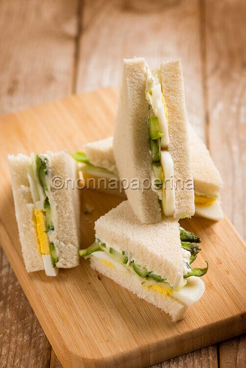 Tramezzini con uova sode e asparagi