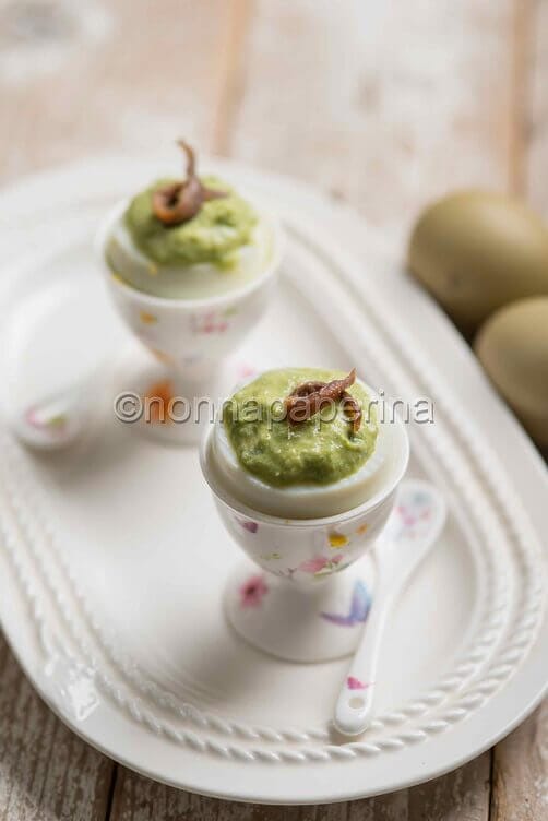 Uova ripiene con fagiolini e acciughe