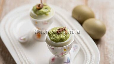 Uova ripiene con fagiolini e acciughe