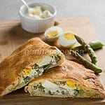 Calzone con formaggio cremoso e asparagi