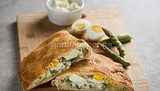 Calzone con formaggio e asparagi, una rosticceria ottima