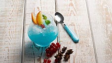 Grattachecca con sciroppo di anice, un dessert rinfrescante Grattachecca con sciroppo di anice, un dessert rinfrescante