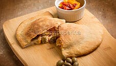 Calzone con peperoni e ricotta, la rosticceria al suo meglio Calzone con peperoni e ricotta, la rosticceria al suo meglio