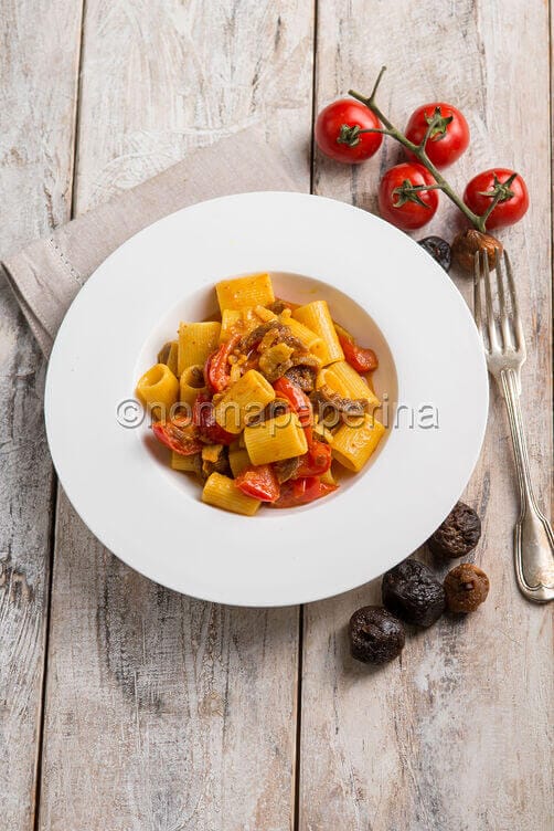 Mezze maniche con lardo e fichi secchi