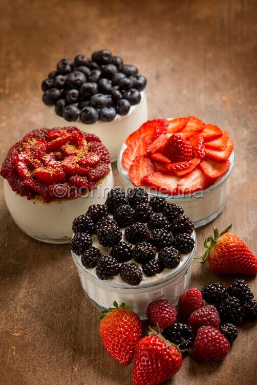 Mousse di ricotta e frutti di bosco Mousse di ricotta e frutti di bosco