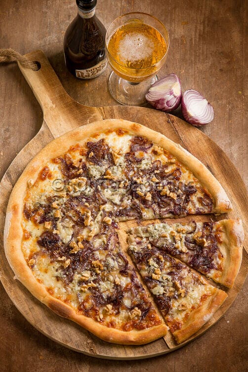 Pizza con cipolle, noci e gorgonzola Pizza con cipolle, noci e gorgonzola