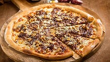 Pizza con cipolle, noci e gorgonzola, un’ottima pizza bianca
