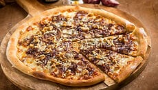 Pizza con cipolle, noci e gorgonzola