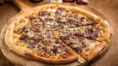 Pizza con cipolle, noci e gorgonzola