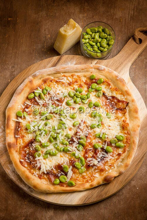 Pizza con fave, pancetta e pecorino Pizza con fave, pancetta e pecorino
